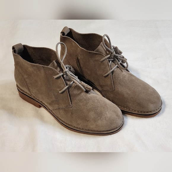 Hush Puppies Other - Hush Puppies Men's Moyen Chukka Boots - Taupe Suede, Size 11